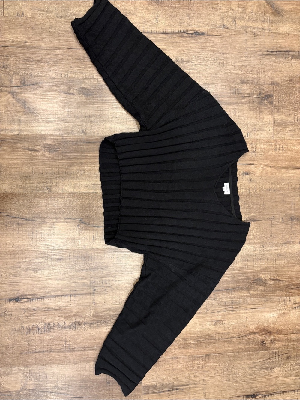 Le Lis Black Ribbed Cropped V-Neck Pullover